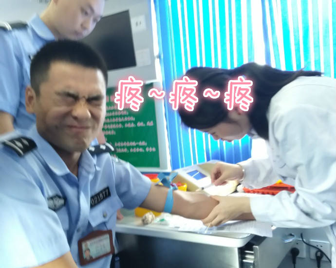 疼skr人！警察在移動獻血車上的表情包亮了